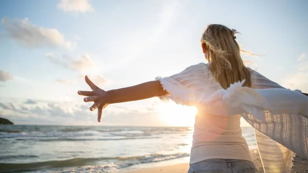 Open shoreline, arms wide to the horizon